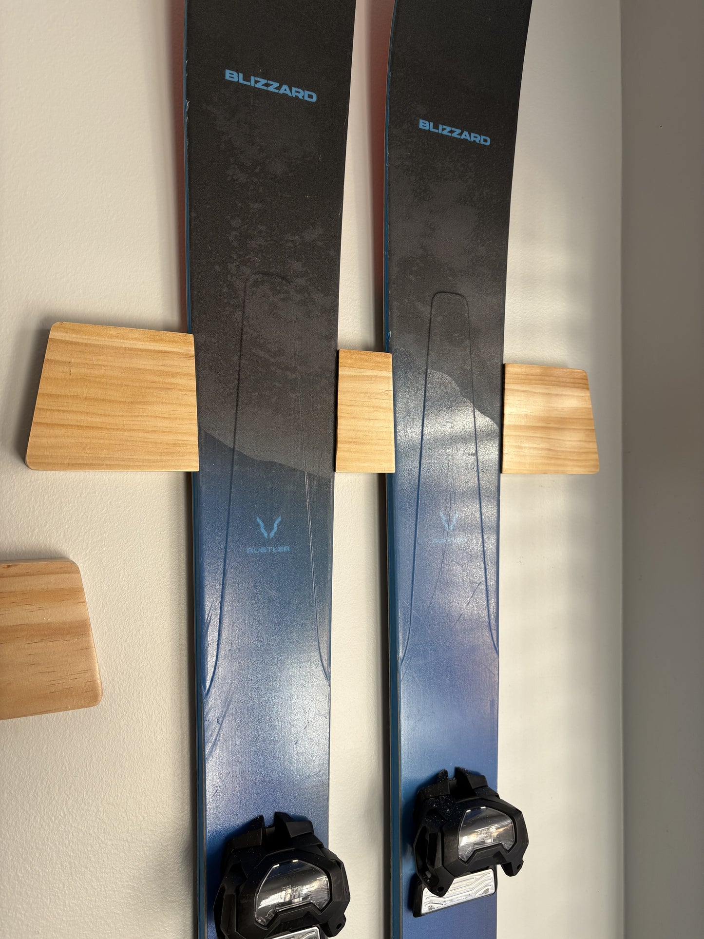 Aspen Ridge Ski Wall Mount